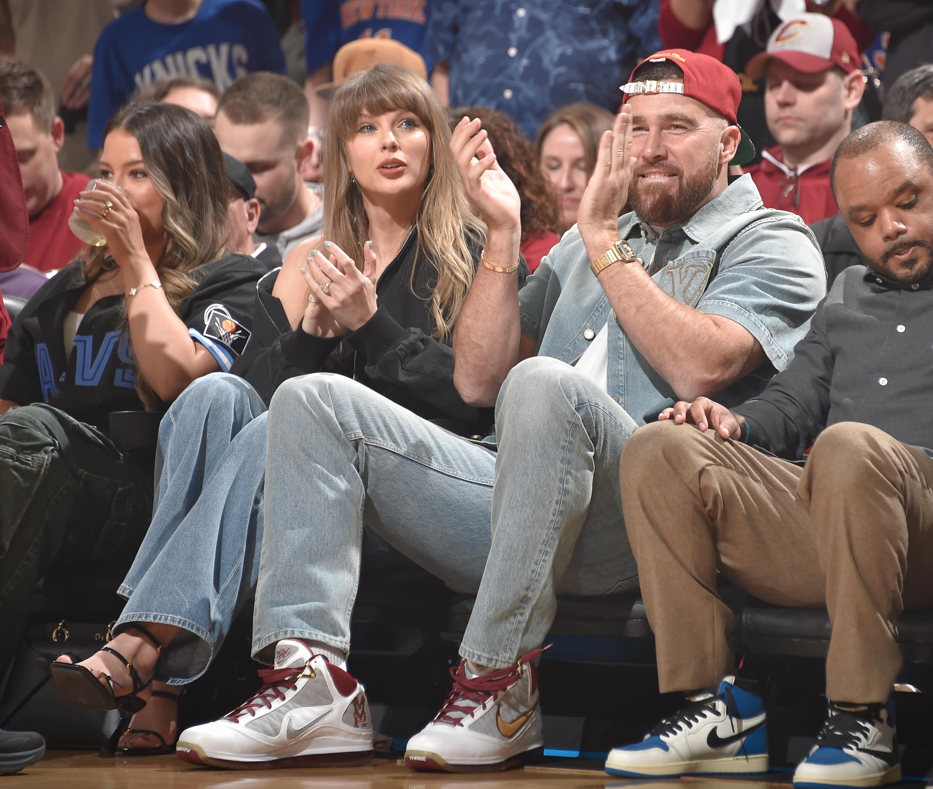 going to need this announcer to stop saying “travis kelce and his girlfriend taylor” like…. 😒

#taylorswift rocks a chain-detail going out top and strappy heels for date night at the #knicks game (in cleveland) 🏀