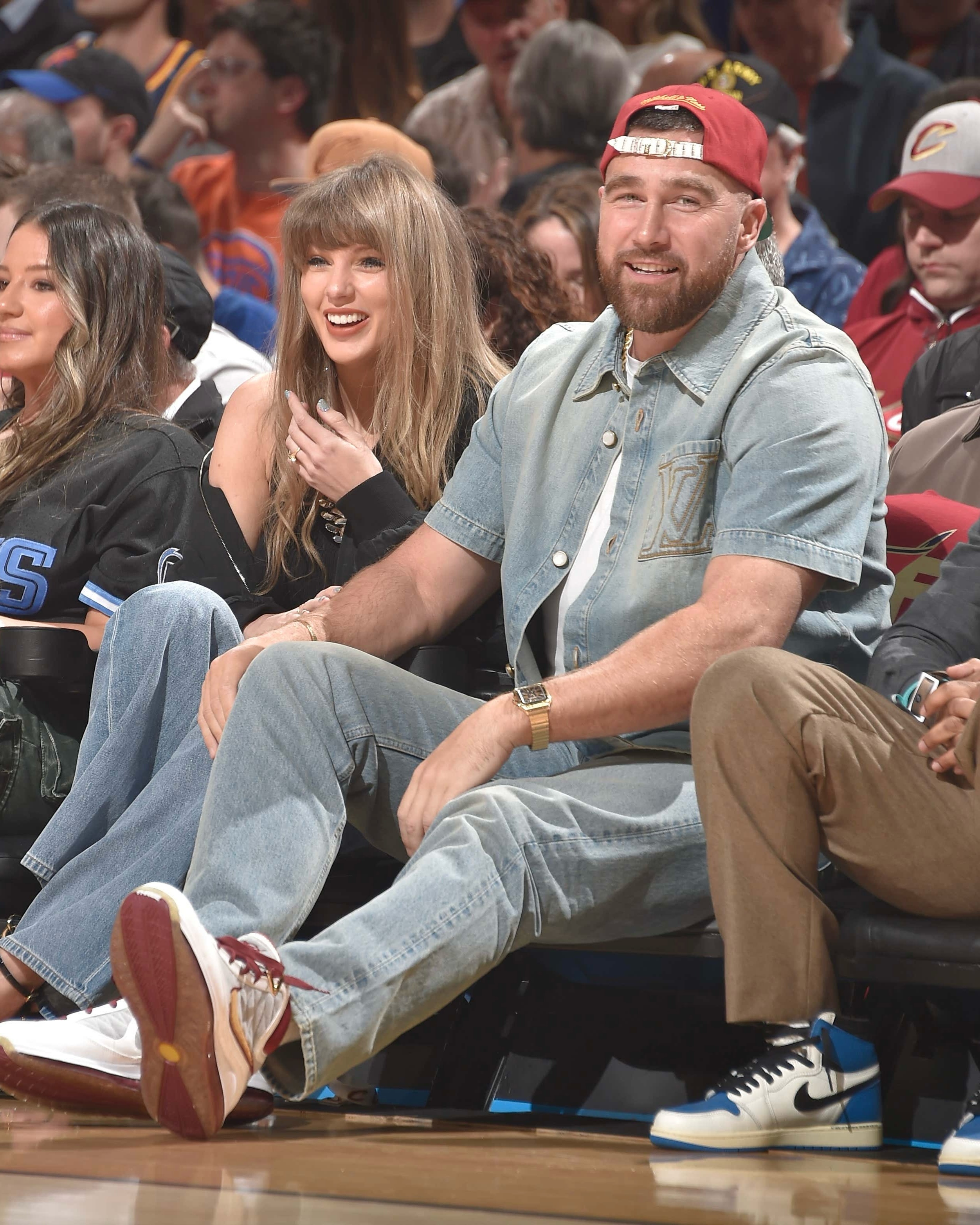 It’s date night in Cleveland for Taylor Swift & Travis Kelce at the Knicks vs Cavaliers playoff game 🏀