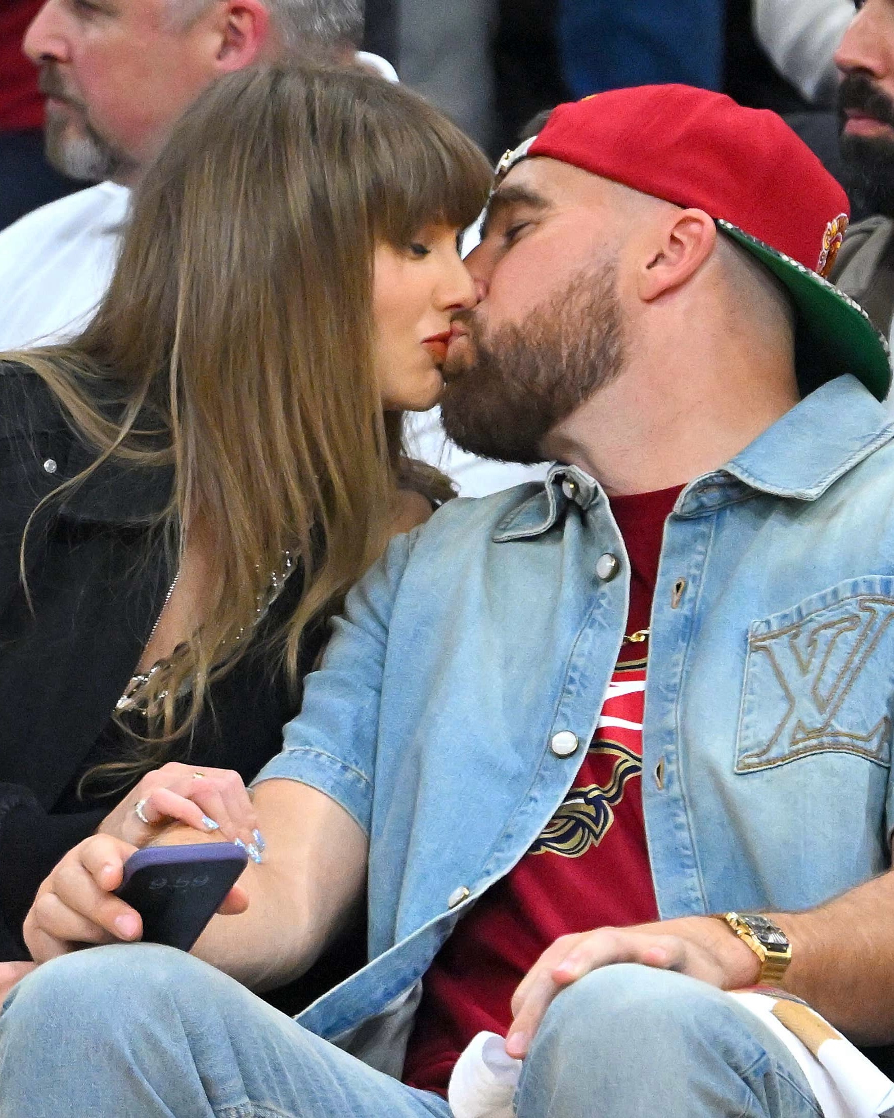 We can’t get enough Taylor Swift & Travis Kelce NBA courtside content 🏀