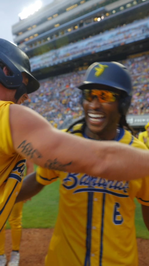 Saints and Volunteers LEGEND Alvin Kamara scored a run thanks to Dan's two-run homer 💣

#bananaball #savannahbananas #saints #nflnews #govols