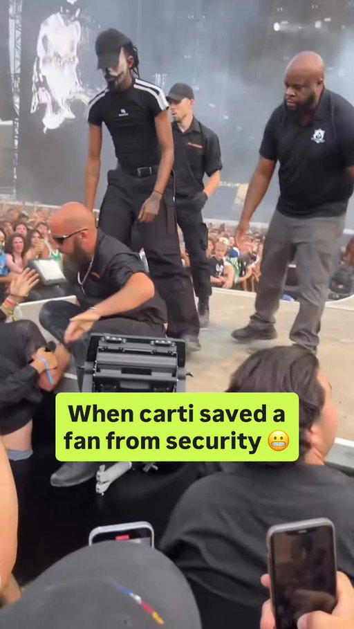 📲 Follow @concert for more

#PlayboiCarti saving a fan from security guards 🤯

🎥 dylanvilarino