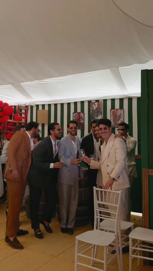 Trajes, amigos y feria. 🥂 Así se celebra la feria de Córdoba. @suitsvanilla #fashion #españa #córdoba