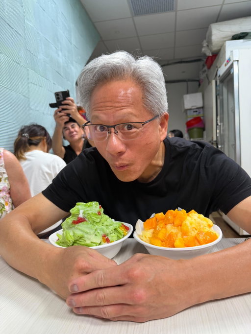 It’s not a trip to Taipei without a night market stop. 🍧📸🤳