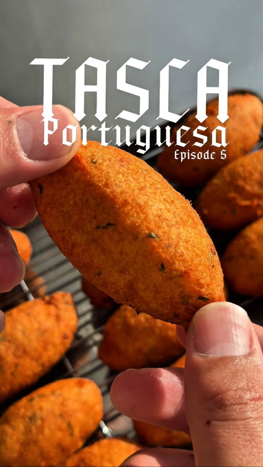 Pastéis de bacalhau 💃🇵🇹

Today we’re cooking one of Portugal’s culinary monuments: the iconic pastéis de bacalhau, potato and cod fritters served here with a creamy cod mayonnaise.

RECIPE IS ONLINE check on my substack (link in bio) 

Track ID : Mendes & Mendes - Riqueza & valor 🤍

#portugal #pasteis #bacalhau #cod #fritters