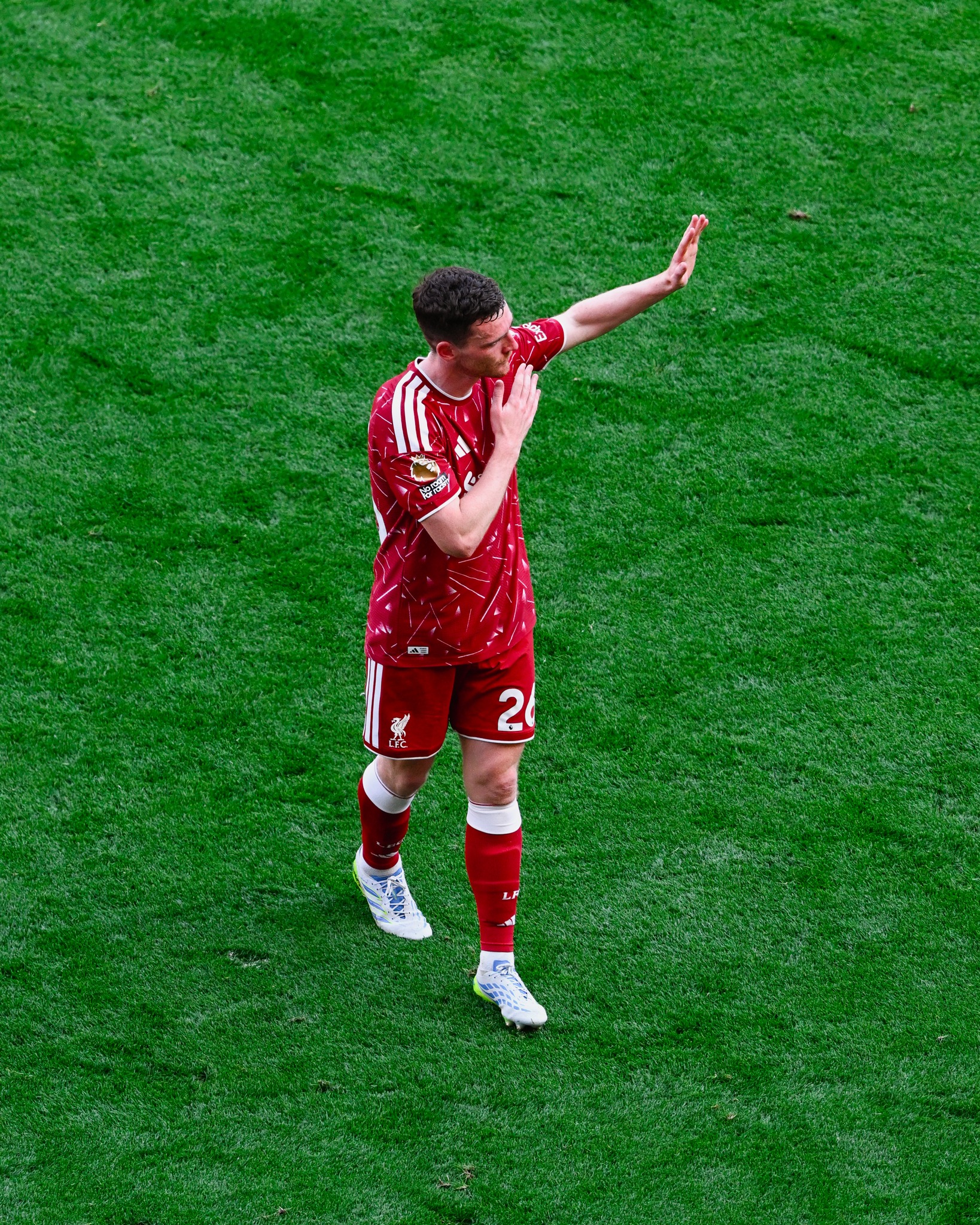 Another huge round of applause as everyone at Anfield shows their appreciation to Andy Robertson. 

Thank you for everything, Robbo ❤️