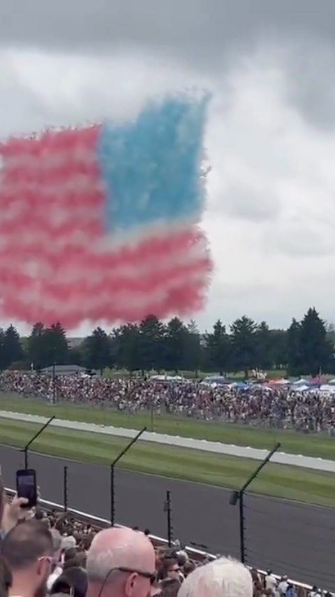 Nothing like a flyover at the Indy 500

 🎥: @stevewiltfong
