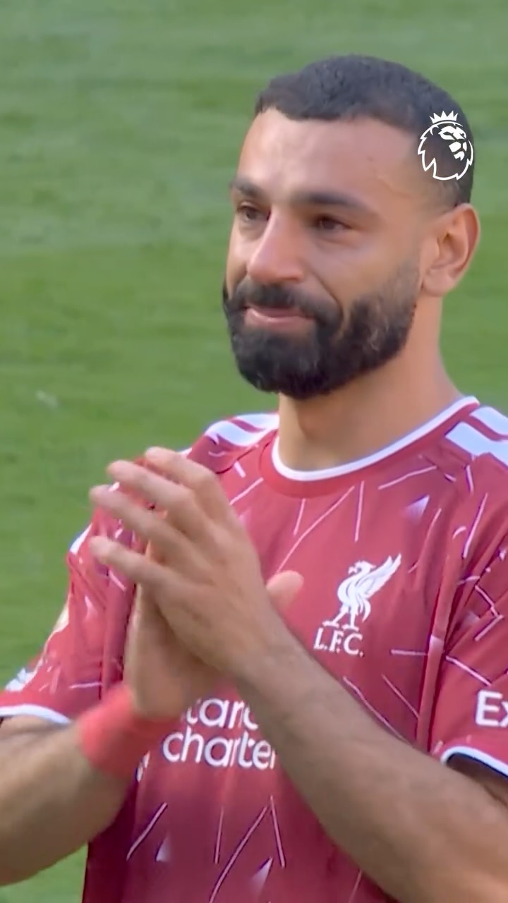 An emotional moment in front of the Kop for Mohamed Salah 🥺