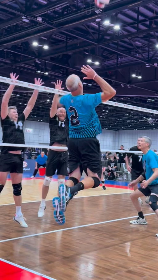 An all Southern California final! 🏆

These squads flew across the country to battle for gold when they could’ve set up in their backyard, but we’re glad they’re here! 😁

Congrats to Live Rishi on winning the Men’s 60 Division title!

#usavopen