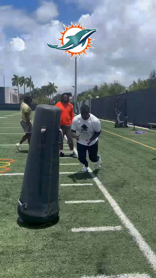 Crafting with Rene Konga and Kahlil Saunders🐬 . @renekonga @theofficial_kahlil 

#nfl #defensiveline #passrush #dline #trainingfootball