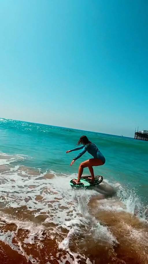Favorite office 😌🌊 

🎥: @samvictor7 
⌚️: @freestylewatches 
🩱: @bodyglovegirl 
🏄🏽‍♀️: @victoriaskimboards 

#Skimboarding