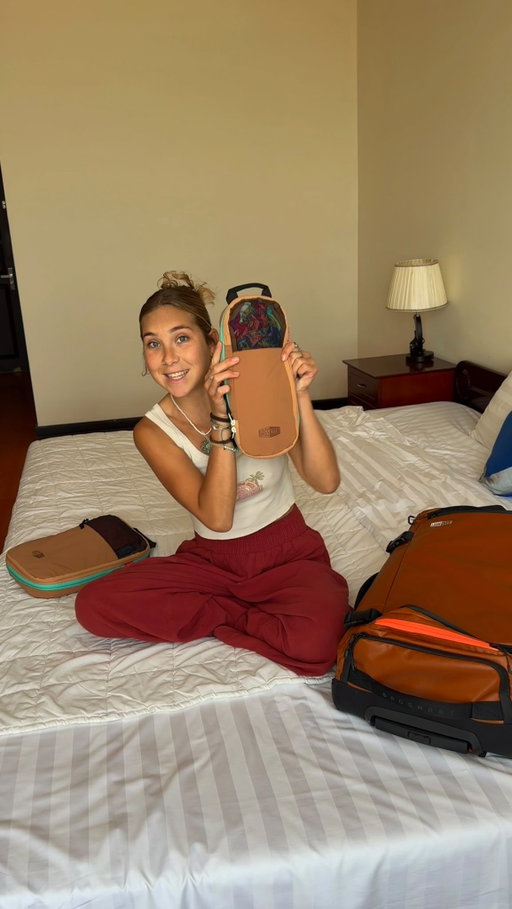 living out of a bag for the last 3 years 🌍✈️ and here’s what’s in it 

packing my entire life into my @bagsmart_official Blast Pro roller backpack using their packing cubes 🤝

use code: JORDY10 🧳 for 10% off your next bag that’ll hopefully take you around the world too 🌏

#solotravel #fulltimetravelwithkids #packing #whatsinmybag #travelpacking