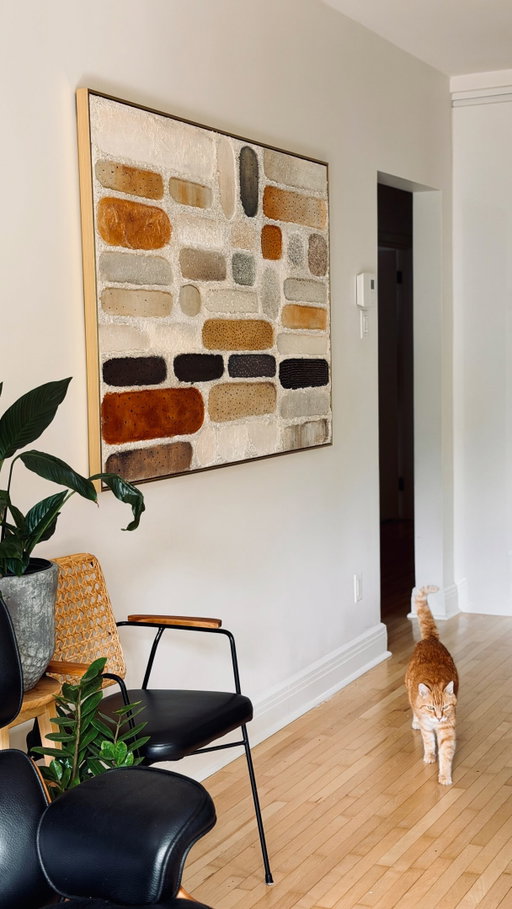 Il y a des objets qui transforment un espace en véritable lieu de vie. Cette œuvre de @mesonart_com en fait partie.

Je cherchais depuis un moment une pièce qui apporterait du caractère à ma salle à manger, quelque chose de texturé, de singulier, qui s’intègre naturellement à mon intérieur sans chercher à s’imposer.

Le site Mesonart propose une sélection vraiment vaste, des styles minimalistes aux œuvres plus expressives, dans une grande variété de formats. Chaque tableau est peint à la main, et ça se voit, dans la matière, dans les détails, dans la finition.

La livraison a été rapide et soignée. Et le résultat dans la pièce… exactement ce que j’espérais.

Si vous êtes à la recherche d’une œuvre qui élève votre intérieur, je vous invite à explorer leur univers