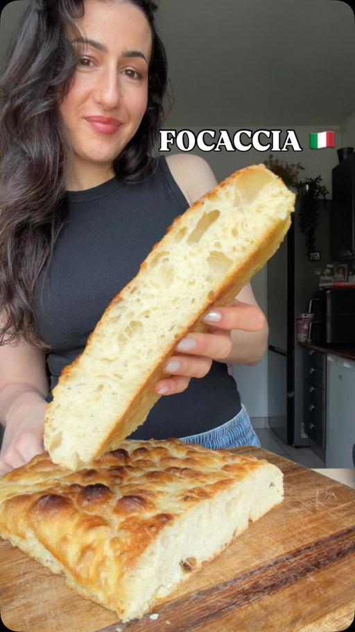 Focaccia 🇮🇹
La vraie recette italienne 

Voici la recette de cette délicieuse focaccia ! Tu vas voir il y a très peu d’étape dans la recette, pas de pétrissage mais un temps de repos d’une nuit au réfrigérateur. 
Cette étape de fermentation va permettre d’obtenir beau un réseau de gluten donc une focaccia bien alvéolée et un goût incroyable. 
Et ici j’avais envie de vous raconter quelques souvenirs de mes voyages en Italie 🫶🏻
La recette pour un plat en métal de 23x33 cm : 

- 420 ml d’eau tiède ( 28 degrés pour moi) 
- 4g de levure boulangère instantanée 
- 5g de miel
- 15g d’huile d’olive 
- 11g de sel 
- 500g de farine à 14g de protéine (ou 12g minimum) 

1/ Tu mélanges tous les ingrédients à la cuillère 1 à 2 min. 
2/ Tu laisses reposer la pâte 15 min et tu vas faire 4 rabats en mouillant tes mains avec de l’eau froide. Tu couvres la pâte. 
3/ tu laisses reposer la pâte encore 15 min, tu fais 4 rabats. Tu répètes l’opération une 3e fois, tu couvres et tu laisses fermenter 1 nuit au réfrigérateur.

Tu peux aussi la faire au robot : tu mélanges tous les ingrédients et tu pétris 15 min à vitesse moyenne. À la fin du pétrissage la pâte doit se détacher des bords et former une boule. Tu couvres la pâte et tu la mets au frigo pour la nuit. 

4/ Le lendemain tu déposes la pâte (sans la dégazer) dans un plat huilé, tu fais 4 rabats et tu laisses reposer 2h à température ambiante en couvrant le plat. 
5/ Tu déposes un bon filet d’huile d’olive sur la pâte (ou la saumure) et tu fais des trous dans la pâte du bout des doigts. Il va y avoir plein de bulles qui font apparaître 🥰 tu mets de la fleur de sel, du romarin ou les ingrédients de ton choix ;)
6/ cuisson : environ 20 min à 230 degrés . 

Enjoy ! 

Ps : si tu n’as pas le temps de laisser la pâte reposer une nuit au réfrigérateur, tu la laisses pointer 1h30 après avoir fait les 3 séries de rabats ( espacées de 15 min) puis encore 1h après l’avoir déposer dans le plat huilé. Tu reprends à l’étape 5/

J’ai testé, ça fonctionne mais elle sera un peu moins alvéolée 👍🏼

#foodlover#focaccia#italianfood#b