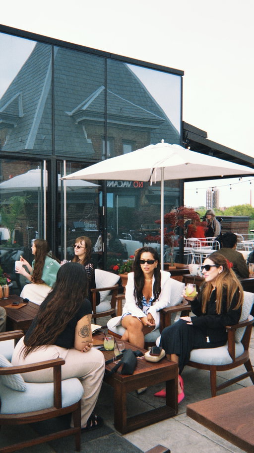 Rooftop season is here! The perfect spot for your next cocktail, your next catch-up, and your next rooftop hang with friends 🍸☀️