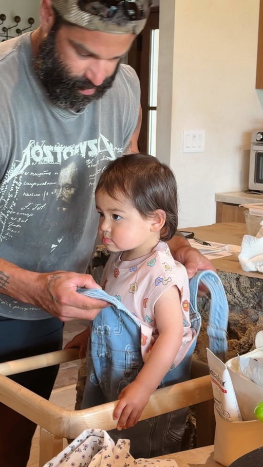 🙊He barely shops for himself so I didn’t know what to expect but he captured her little spunky farm girl vibe perfectly no?!😆which was your fav?

#girldad #family #outfitreveal #husbandandwife