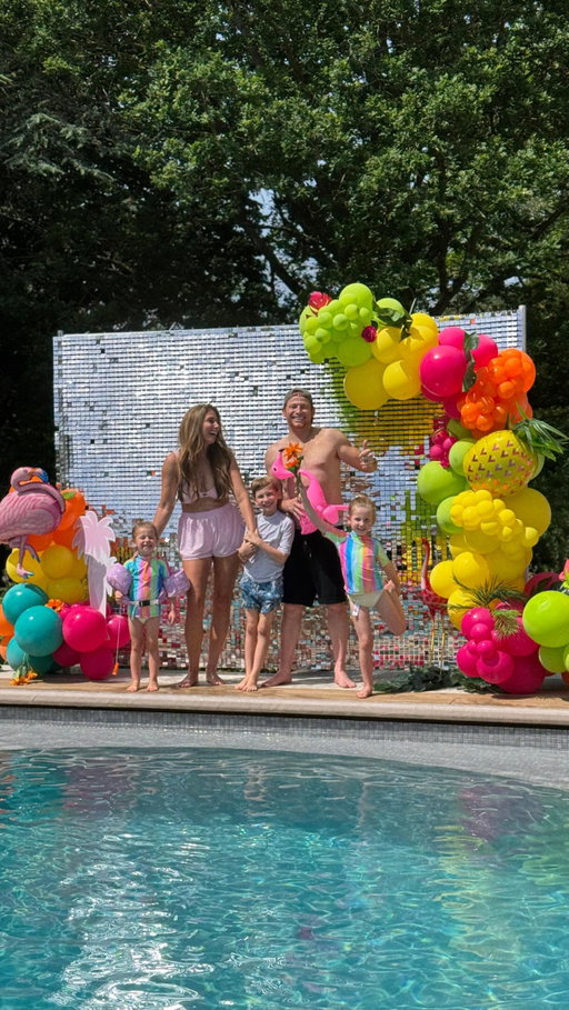Sunshine, birthday celebrations, family chaos and Friday night dinner… just how we like it ☀️🎉❤️

Keeping it real as always! 🍽️ Not every dinner goes to plan… but that’s real life, right? 😂

@staceysolomon got the battle started, but @photographybydavids ended up taking over while I was still working - teamwork makes the dream work ❤️