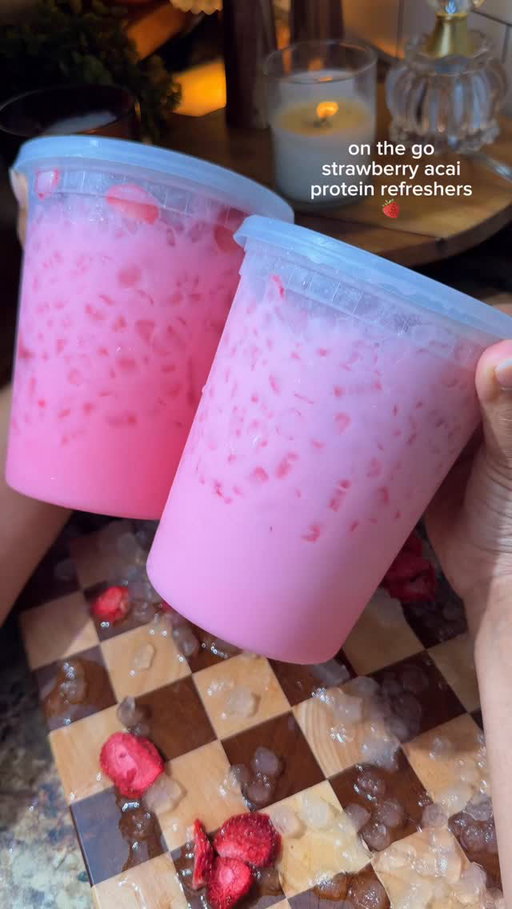 @javvycoffee pink drink is everything! See below 🍓
.
single serve protein pink drink 🎀
-my unofficial start to summer-
.
10 oz water + 1 scoop Javvy Strawberry Açaí protein powder. Froth until blended. Fill deli container with ice and top with freeze dried strawberries.

In a separate cup, froth ½ cup half-and-half with 2 scoops Javvy Sweet Cream protein powder until thick and foamy. Pour cold foam over the top. Add lid + straw and enjoy.

All deli container items are linked in my bio.