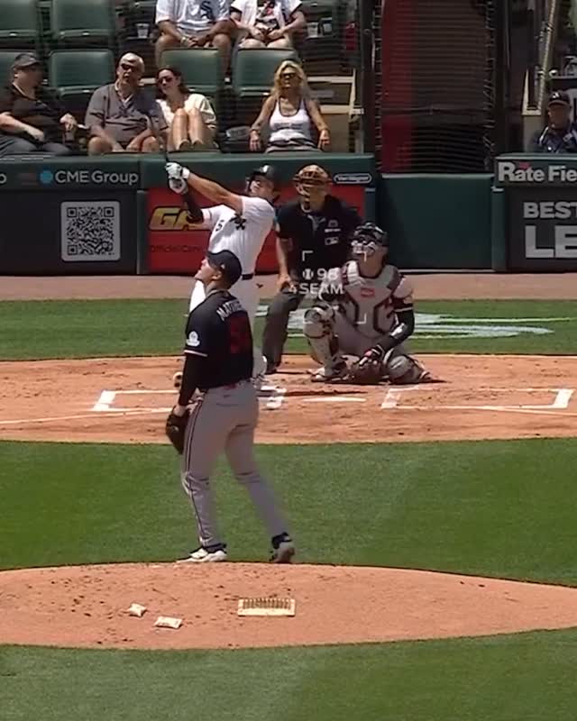 POWER!

Munetaka Murakami clubs home run No. 18!