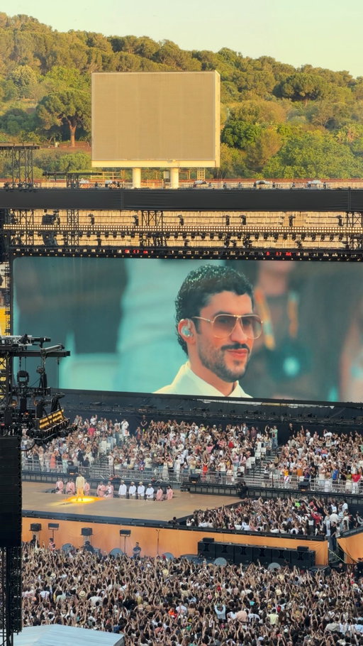 By popular demand, unedited, Benito’s DtMF tour intro in Barcelona ✨