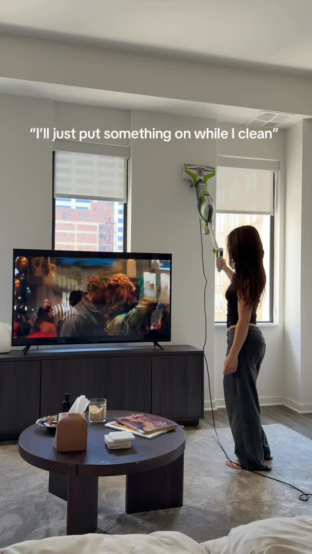 Yeah I’m getting too distracted over the jlo off campus scene #offcampus #alliehayes #deandilaurentis @offcampushq @offcampusonprime