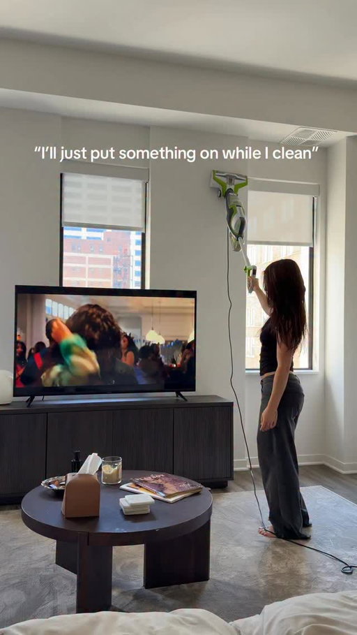 Yeah I’m getting too distracted over the jlo off campus scene #offcampus #alliehayes #deandilaurentis @offcampushq @offcampusonprime @stephenkalyn mika.abdalla