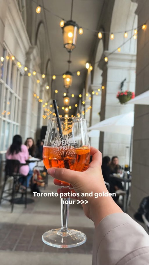 Toronto people the second it hits 18° ☀️ 
#patioszn 
@cafenicolebistro @novoteltorontocentre