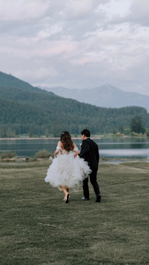 Today’s our wedding anni so it’s only fitting we bring this gem of a video back 💍✈️🍰

wedding day, bride, wedding cake, green flag husband #weddingday