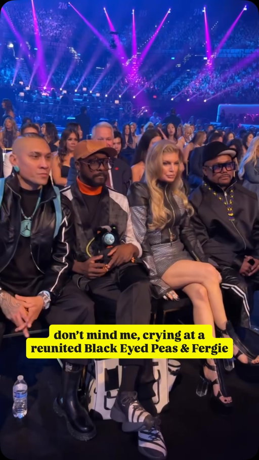These are happy tears, these are grateful tears, these are @BLACKEYEDPEAS & @FERGIE TEARS 🙂‍↕️ #AMAs