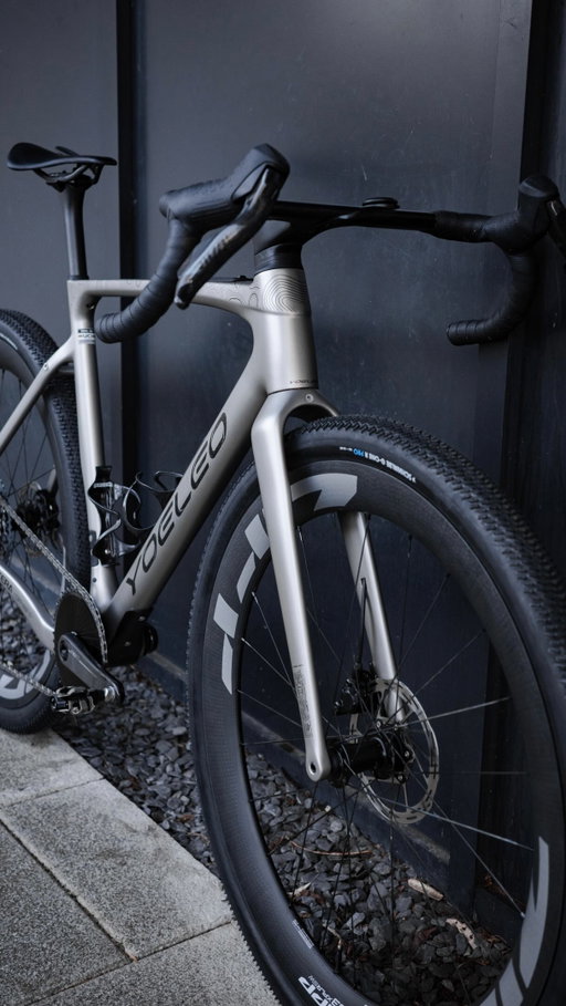 Gravel bike check in 30 sec.
Been absolutely loving the @yoeleo Altera G21 I got via @pandapodium.official - it is sturdy for when we accidentally end up on the mtb trails, but still nippy enough for hardpack and tarmac. Comfortable yet puts me in a fast forward position, can’t ask for more. 🫱🏻‍🫲🏼
-
-
Gravel bike,  custom build, bike check, gravel rides