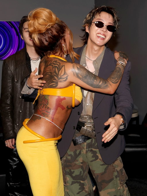 Killin’ it girl! 💛✨ j-hope (and his BTS bandmates) reunite with GloRilla at the 2026 #AMAs

📸: @polkimaging