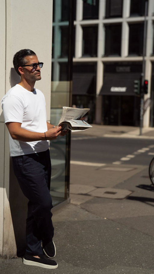 New rhythm for summer city life. Clean lines, breathable comfort. UNIQLO #AIRism is the daily uniform. ☕️
@uniqloeurope 
________
#UNIQLO #LifeWear •Anzeige