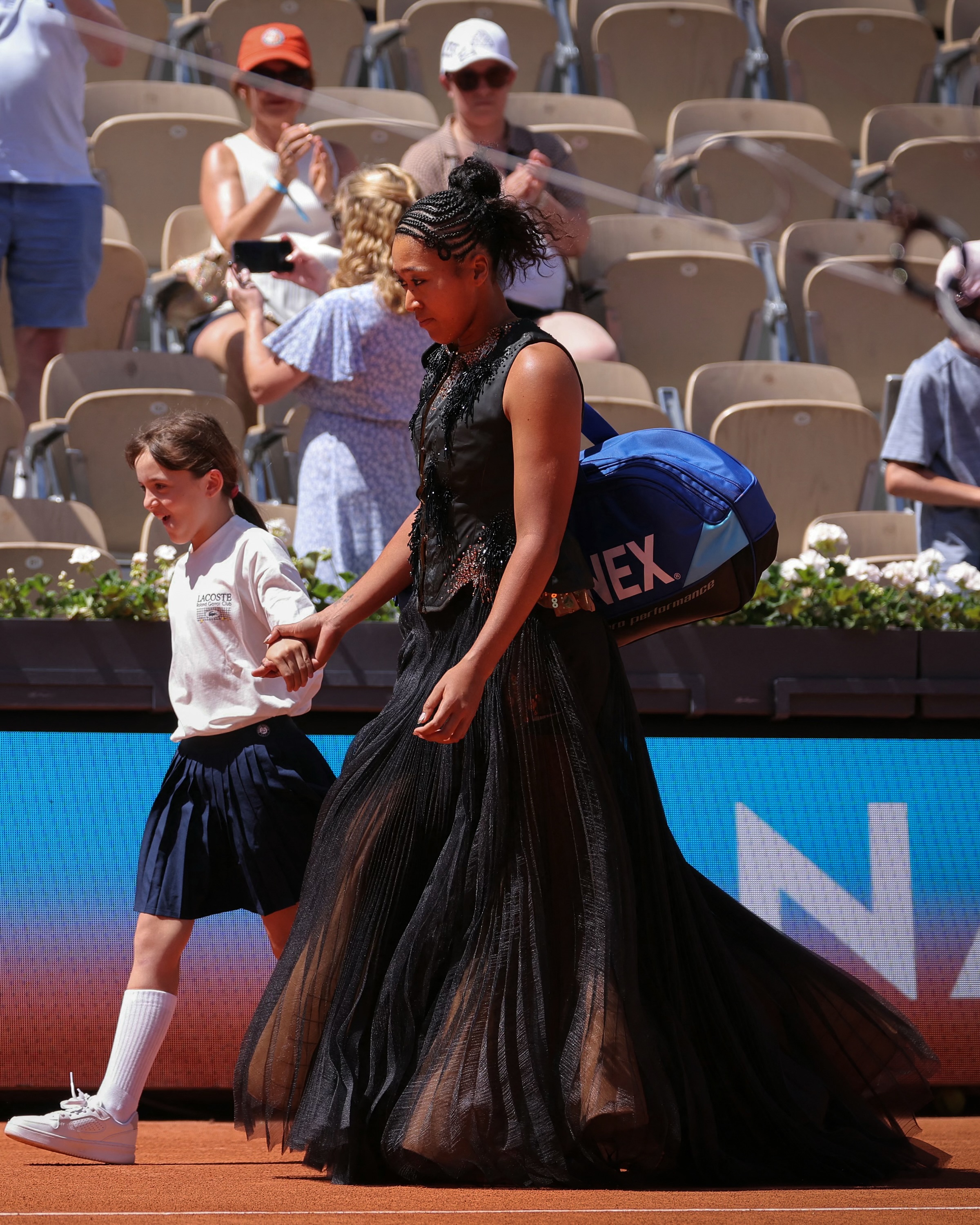 She’s so GOLDEN 🌟

@naomiosaka steps on court in style at Roland Garros!