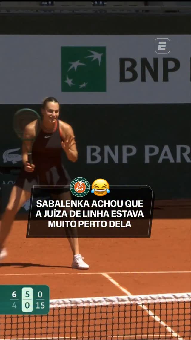 MUITO BOM 😂😂 Sabalenka estava para receber o saque e sentiu que a juíza de linha estava muito perto dela por conta da sombra. Depois ela se desculpou, não se aguentou e começou a rir da situação

Assista todas as quadras de Roland Garros AO VIVO pelo Plano Premium do #DisneyPlus

#RolandGarrosNaESPN #rolandgarros #tenis #sabalenka