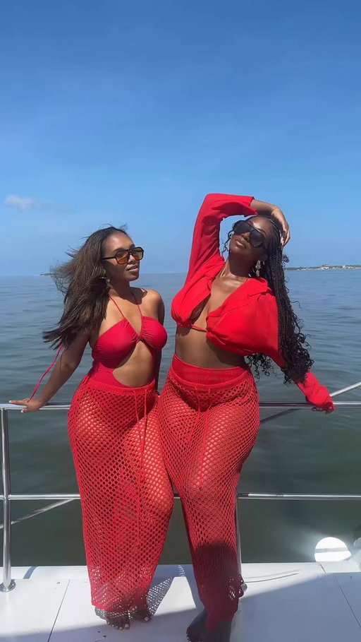 Should we go to Colombia? 🇨🇴 
Your favorite duo said “let’s go!”

#colombia #girlstrip