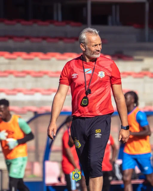 [⚽ 𝐒𝐄́𝐀𝐍𝐂𝐄 𝐃𝐔 𝐉𝐎𝐔𝐑 🐆]

𝑴𝒐𝒔𝒂𝒍𝒂 𝑬𝒃𝒂𝒏𝒅𝒊 💪🏾🇨🇩

Focus désormais tourné vers l’objectif pour nos mondialistes 🐆, déjà au travail à Liège 🇧🇪 dans une ambiance sérieuse et appliquée. 🔥

#FecofaRDC #AllezLesLéopards #RoadToWorldCup #BendeleEkweyaTe