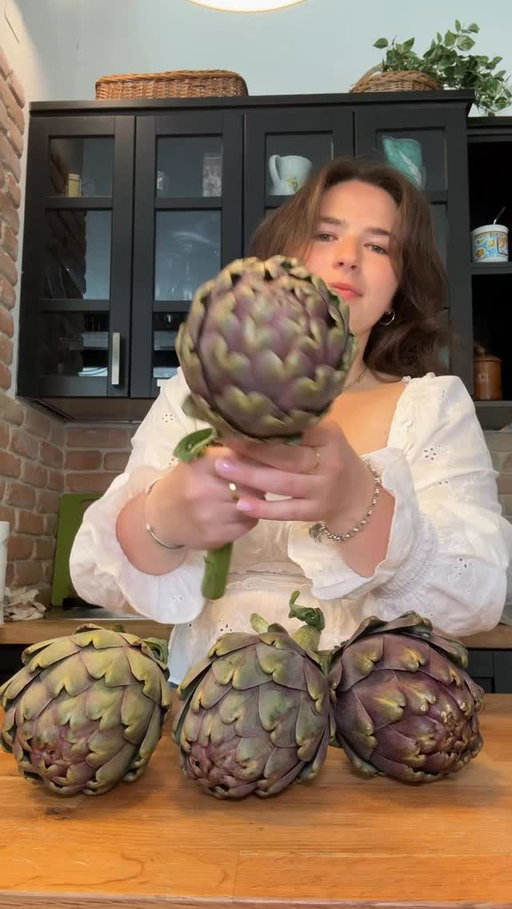 Bc peak Artichoke season is almost over, bringing back one of my favorite artichoke recipes….Carcofi alla Romana 😊

Comment “ARTICHOKE” or “RECIPE” to get the full step by step guide and recipe sent to you!! 🫶

https://alessandraciuffo.com/carcofi-alla-romana/
