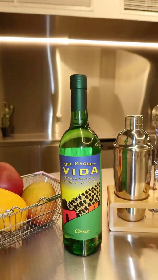 Save this Recipe and bring VIDA to your margarita this summer! ☀️

60 ml / 2 parts @delmagueymezcal Vida Clásico
22.5 ml / 0.75 part fresh mango juice
22.5 ml / 0.75 part agave syrup
Small piece of mango for garnish

#DelMagueyPartner #mangococktail #girlsnight #easycocktails #hostingera