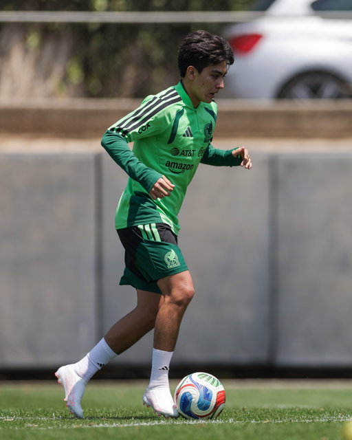 Con besito incluido 😘

😎💥 La magia que derrocha Gil Morita en los entrenamientos ⚽✨🎩