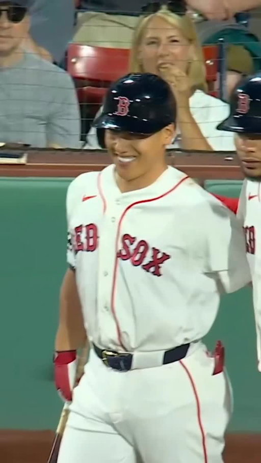 Willson Contreras went to check on Masataka Yoshida after he caught him with a foul ball while Yoshida was on deck

#mlb #baseball #sports #redsox #braves