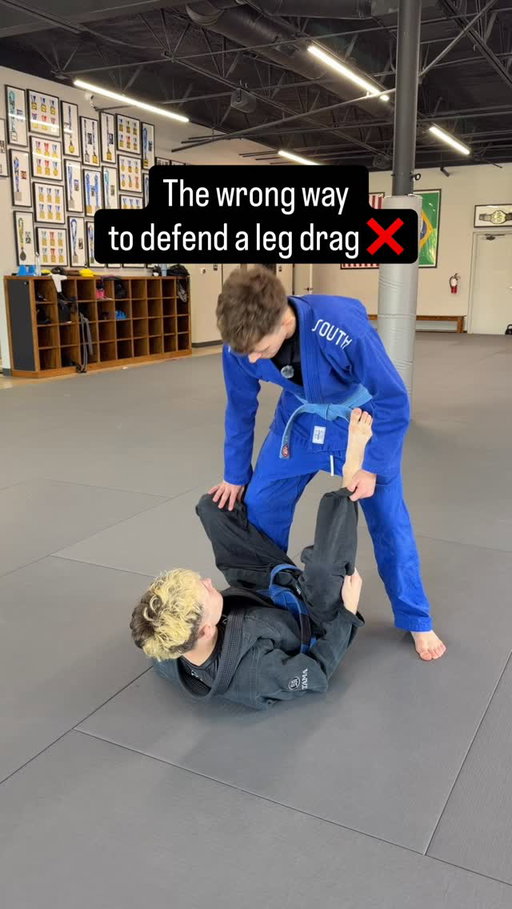 The wrong and correct way to defend a leg drag 😂
.
.
.
#jiujitsu #bjj #foryoupage