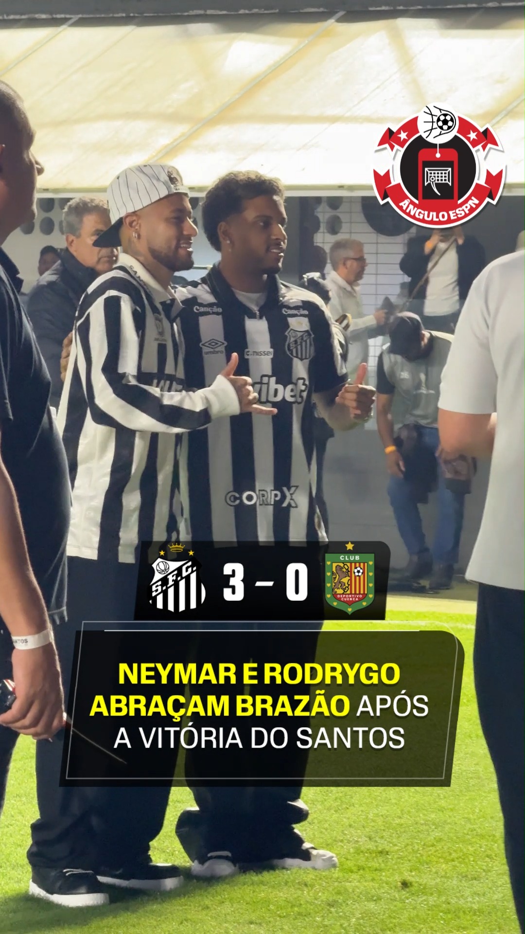 NEYMAR E RODRYGO 🤝 GABRIEL BRAZÃO! A ESPN viu de PERTINHO esse encontro entre Neymar, Rodrygo e Gabriel Brazão! SENTE A AURA DESSE POV!

O Santos está nos playoffs das oitavas de final da CONMEBOL Sul-Americana. Com Neymar, lesionado, e Rodrygo, atacante do Real Madrid, acompanhando a partida na Vila Belmiro, o Peixe venceu o Deportivo Cuenca por 3 a 0, nesta terça-feira (26), pela última rodada da fase de grupos, e confirmou a classificação.

Com o resultado, o Santos terminou na segunda colocação do Grupo D, com sete pontos, um atrás do líder Recoleta, que venceu o San Lorenzo na Argentina por 1 a 0. Os argentinos ficaram com sete pontos, enquanto o Deportivo Cuenca encerrou sua campanha com seis. Agora, o adversário santista sairá do sorteio entre os terceiros colocados da fase de grupos da Libertadores.

#SulAmericanaNaESPN #Santos #Neymar #Rodrygo #GabrielBrazao