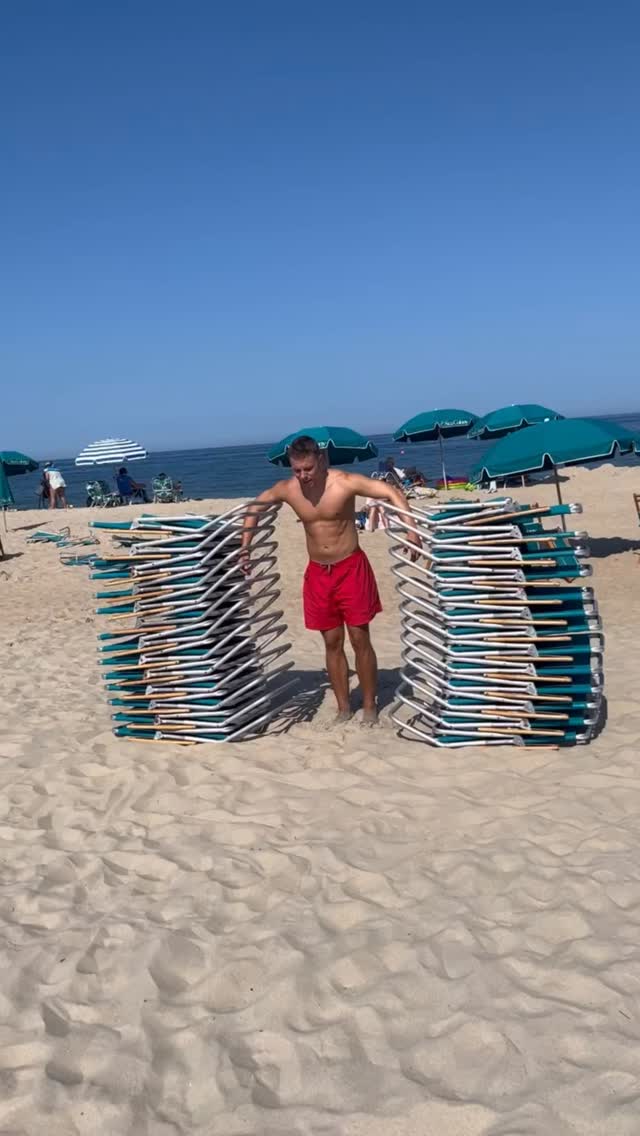 Actually impressive @gentifrrokajj via @bviral
—
Guy carries twenty-six beach chairs at one time