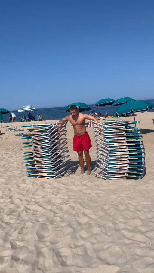 Actually impressive @gentifrrokajj via @bviral
—
Guy carries twenty-six beach chairs at one time