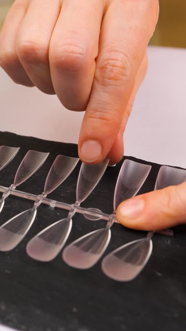 Who else wants a manicure that lets you pay in stores? 💅💳

#techhacks #manicureideas