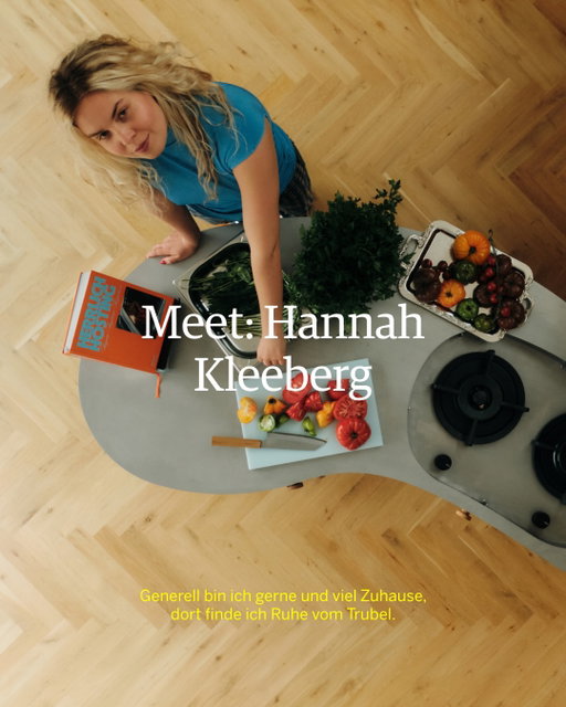 Anzeige
Zwischen Alltag und Ästhetik ✨

Die Welt von Hannah Kleeberg alias @herrlich.dining lebt von kleinen Beobachtungen, besonderen Details und der Idee, Essen als Kunstform neu zu denken.

Zwischen Kreativität, Gemütlichkeit und einem Blick für das Unscheinbare entstehen einzigartige Kunstwerke, die sich irgendwo zwischen Design, Emotion und Tischkultur bewegen.

Hannah nimmt euch mit bei Amex ON: FLUX und zeigt euch die Installation LAYERS durch ihre Augen. Stay tuned 🤍

#mitAmex #AmexON