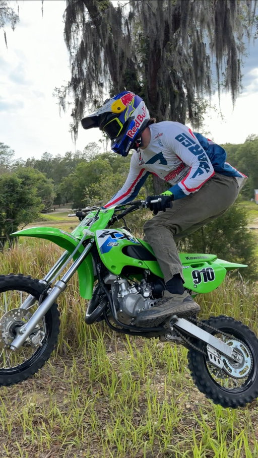 If @kawasakiusa made updates to their KX65, what would you like to see done? @sarasotapowersports letting me wring out a freshy 🔥 @redbullmotorsports @redbull @motosportinc @rdrco.inc @bbrmotorsports @allballsracing_ #KX65 #kawasaki #2stroke
