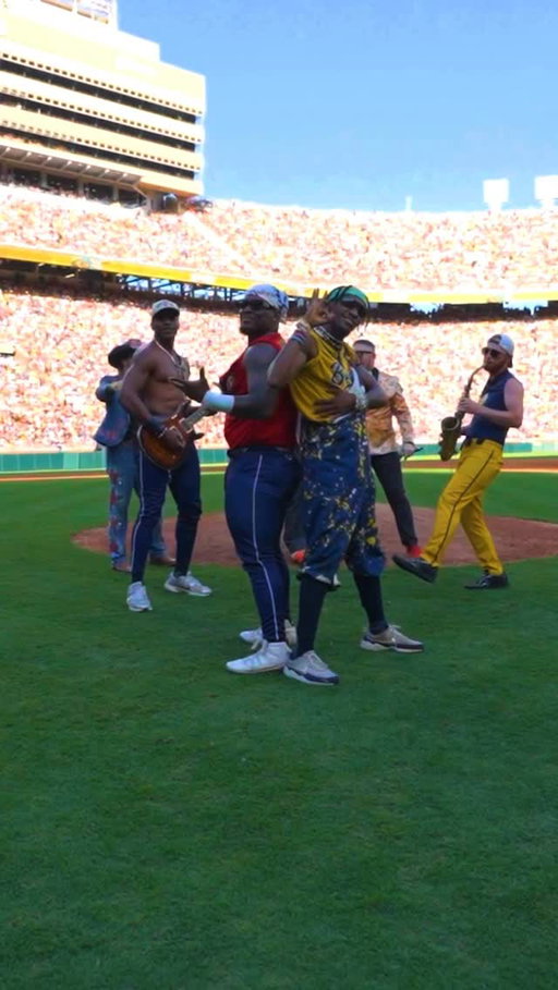 Well, this escalated beautifully 🎸🎷💃

Who Won?

#savannahbananas #riff #dance #reels #competition
