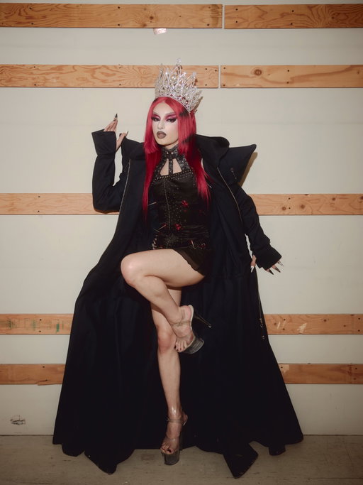 TIMES UP

⛓️‍💥⏰🔪

thank you so much for all the love around the Queen of Midnight! For the longest time I’ve wanted to blend my love of film with my drag and I’m so happy to finally share my first venture with you! There is so much more to come from the Midas cinematic universe, I can’t wait to dive in :,)

📸: @sameshanedifferentday (my man)
👗: coat by @brandonkeir 
💇🏻‍♀️: @callherperla 

#dragrace #dragqueen #fashion #gothic #emogirl