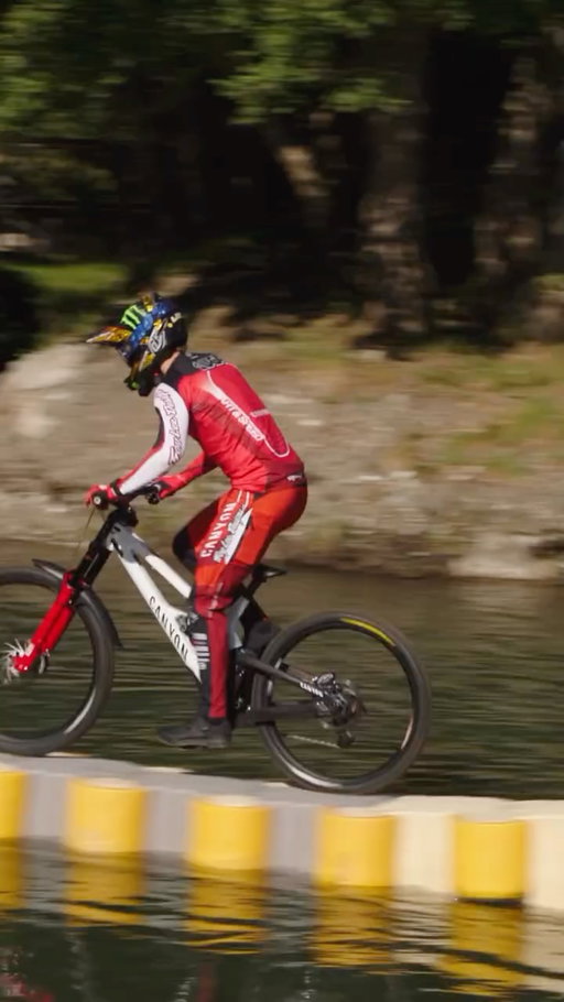 That would be such a dumb **** move to fall off that thing 🤣🤣🤣

Good work @luca_shaw 

#CanyonBikes #MTB