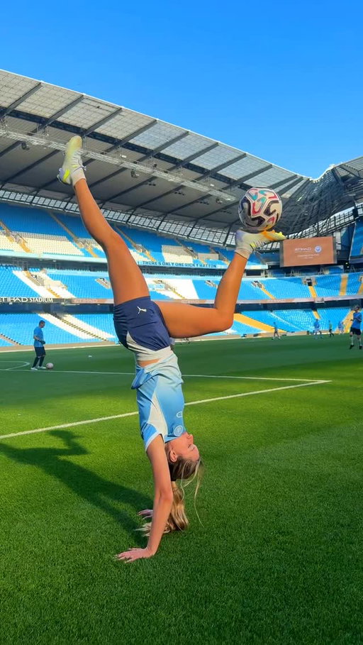 Getting to freestyle on the Etihad pitch and take part in the Play on the Pitch afterwards was such an unreal experience!🤩

Huge thank you Etihad Guest, the award-winning loyalty programme of @etihad Airways 🩵✈️. Ad